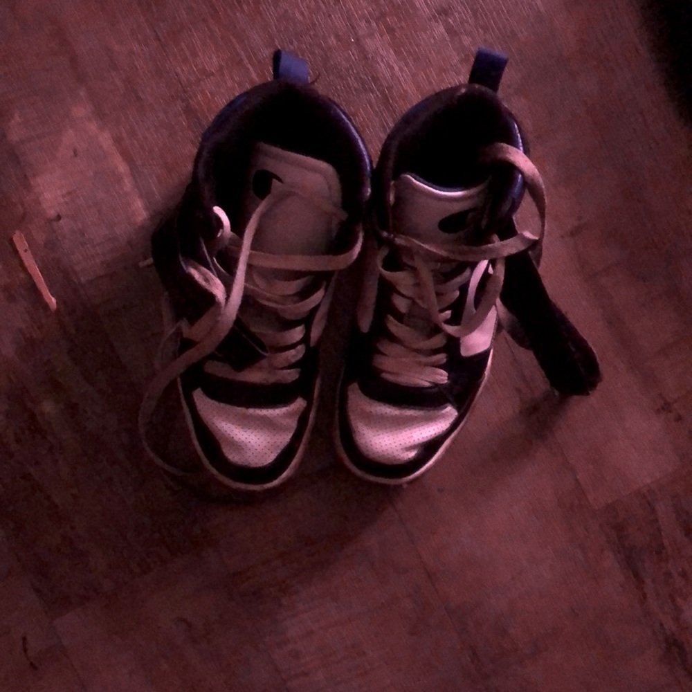 I’m selling the shoes because I need help buying things now struggling